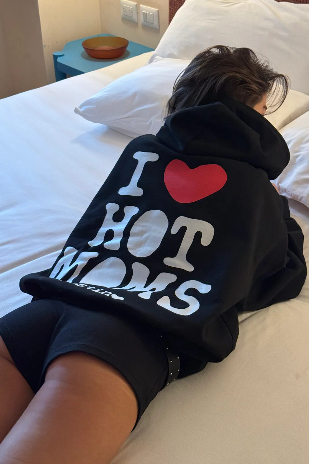 Hot Moms Hoodie Vantablack - Image 2